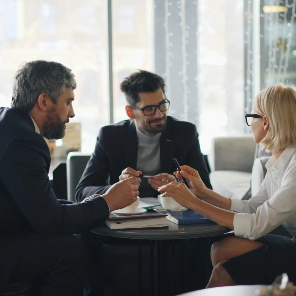 reunion de empleados en oficina