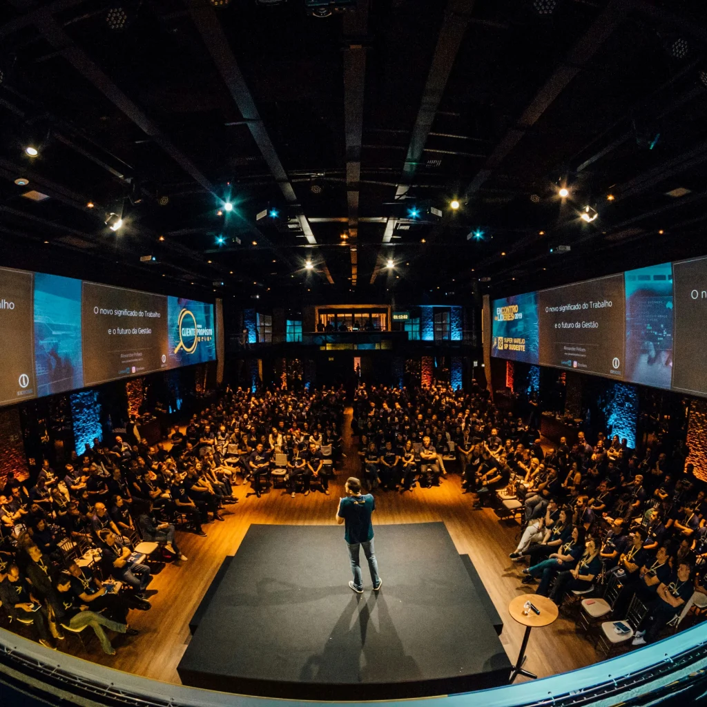 auditiorio lleno con expositor