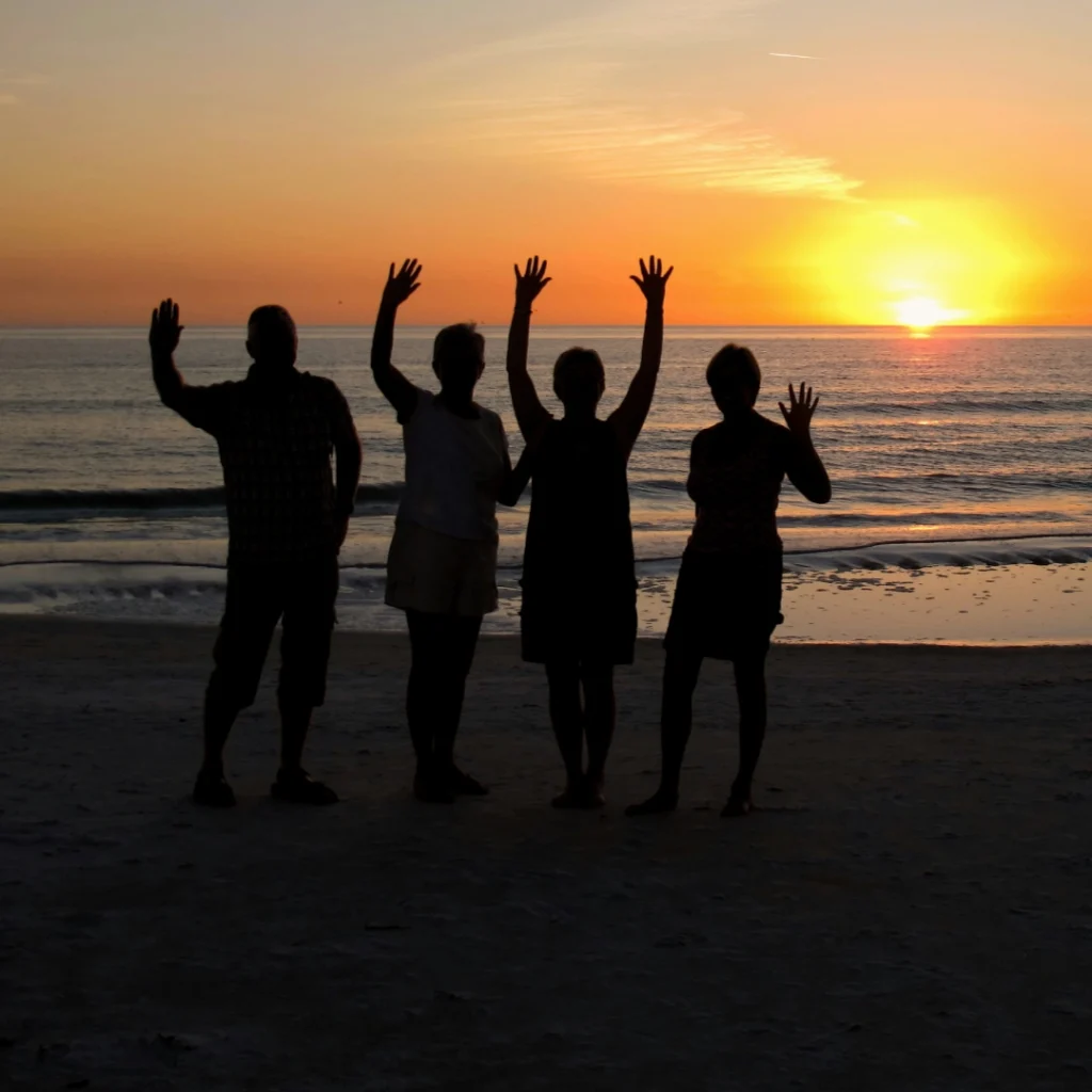 cuatro personas disfrutando en la playa