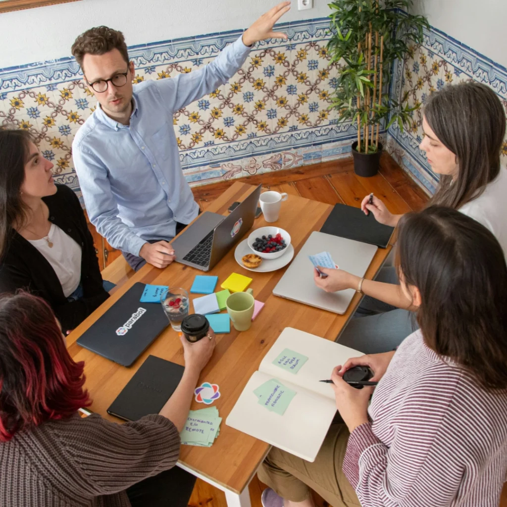 equipo de trabajo en mesa con cuadernos